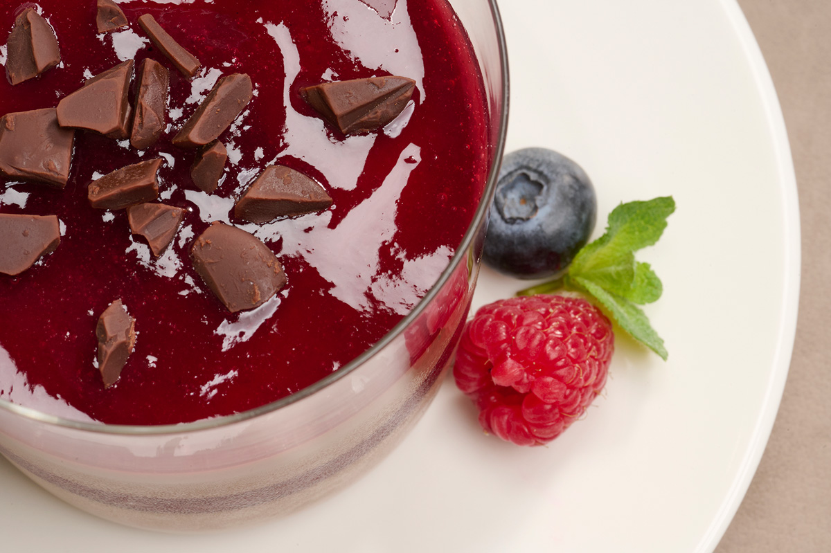 bavarese-cioccolato-e-frutti-di-bosco-close-up